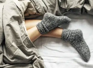 শীতের রাতে মোজা পরে ঘুমানো ভালো নাকি খারাপ, জানুন/Is it good or bad to sleep wearing socks on a winter night? Find out/